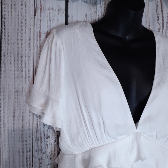 Show me your MuMu Virginia mini flowy ruffle dress w/ speckled dots in white - Picture 2 of 12